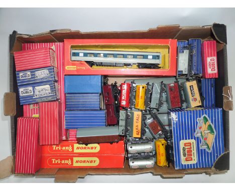 A quantity of Hornby Dublo/Tri-ang Hornby passenger and freight rolling stock. H/D boxed – Breakdown Crane 4620. Saxa Salt wa