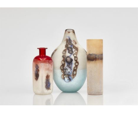 Drei 'Scavo'- Vasen, Vetreria Alfredo Barbini, Murano, 1960er/1970er Jahre.Dickwandiges, farbloses bzw. Farbglas. Die Oberflä