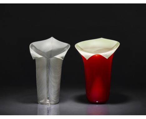 Zwei Vasen 'Calla', Venini &amp; C., Murano, der Entwurf Tyra Lundgren, um 1948, die Ausführungen 1981 uFarbloses Glas mit gr