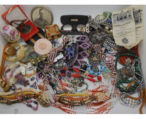A good collection of vintage compacts, a small Mischief perfume bottle, Max Neiger red and green oriental pattern beads, a be