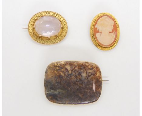 three vintage yellow metal brooches, a specimen moss agate, a pale amethyst in a leaf pattern frame and a cameo, weight all t