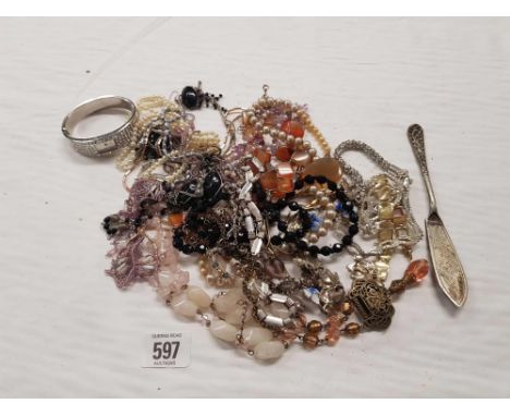 BAG OF MIXED COSTUME JEWELLERY INCL: PEARL NECKLACES &amp; WHITE METAL BRACELETS