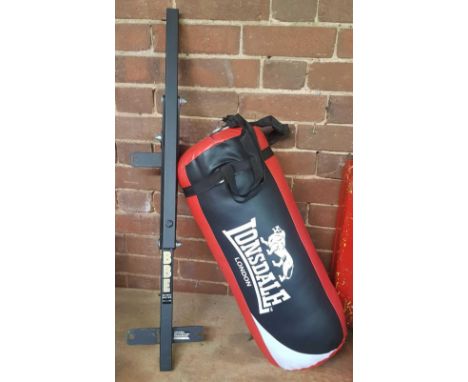 A LONSDALE KICK BAG WITH WALL BRACKET MOUNT 