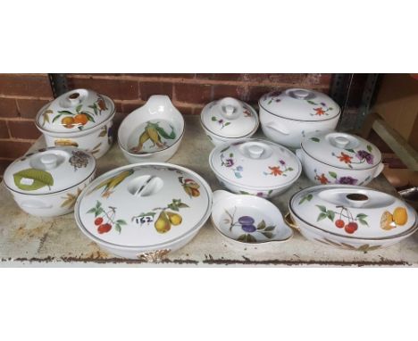 2 SHELVES OF ROYAL WORCESTER TABLEWARE INCL: WILD HARVEST, EVESHAM &amp; A LARGE STUDIO STYLE SOUP POT