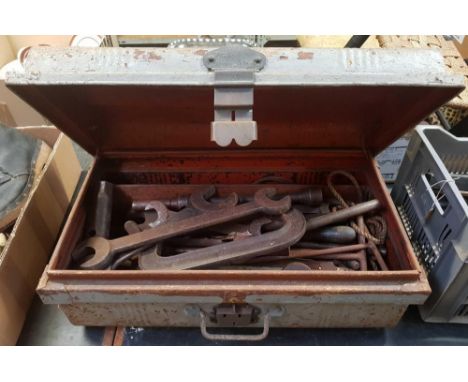 STEEL TOOL BOX WITH QTY OF VINTAGE TOOLS INCL: WHITWORTH WRENCHES 