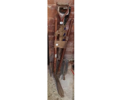 QTY OF GARDEN TOOLS