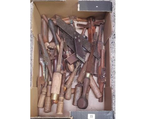CARTON OF VINTAGE HAND TOOLS INCL: CHISELS, SPOKE SHAVES, SCREWDRIVERS