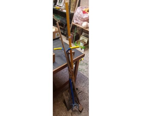 SMALL QTY OF GARDEN TOOLS, HOSE, RAKE'S ETC