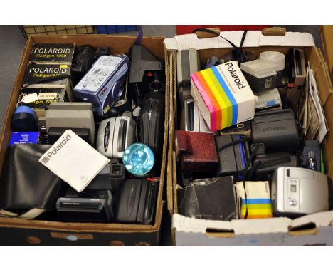 Polaroid Equipment: a quantity of various cameras and accessories (a lot)
