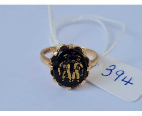 A cased intaglio ring 10ct gold size M