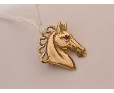 A vintage 9ct horse head brooch with ruby eye 2.6g