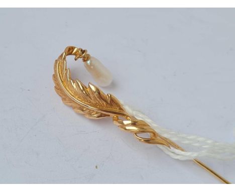 A stick pin with pearl drop 14ct gold   2.7 gms