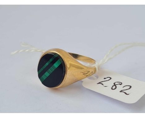 A onyx signet ring 9ct size R   2.8 gms