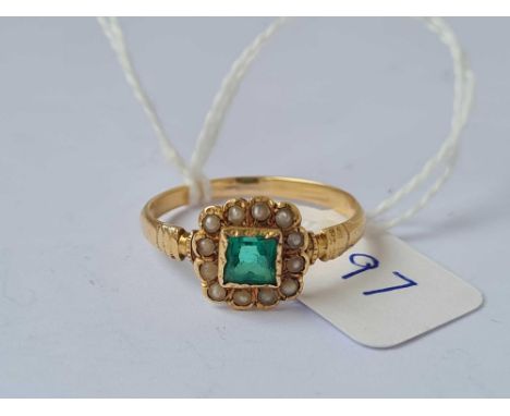 A antique gold pearl and emerald ring size R