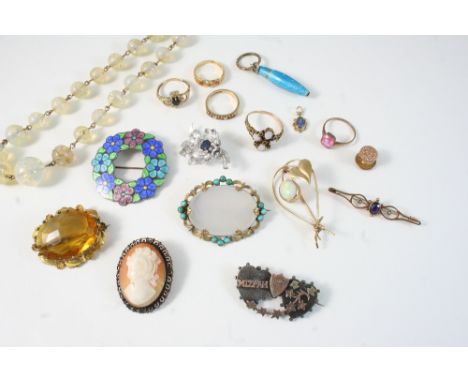 A QUANTITY OF JEWELLERY including a chalcedony and turquoise brooch, an opal and garnet cluster ring, an amethyst and pearl b