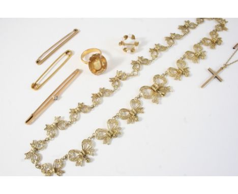 A QUANTITY OF JEWELLERY including a citrine single stone ring, set in gold, a cultured pearl and gold foliate circle brooch, 