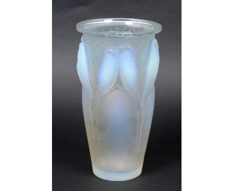 LALIQUE VASE - CEYLAN the vase in the Ceylan design, the opalescent and frosted vase designed with pairs of Budgerigars. Mark