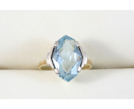 AN AQUAMARINE AND GOLD RING set with a navette-shaped aquamarine, in gold. Size K 1/2.