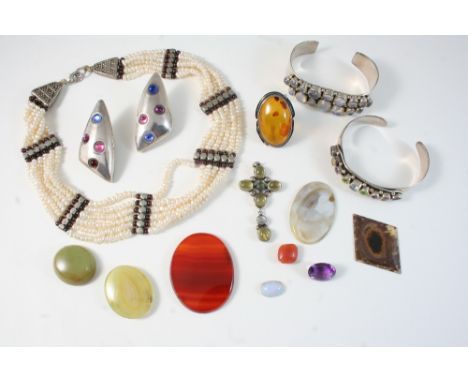 A QUANTITY OF JEWELLERY including an Indian river pearl and garnet necklace, eight assorted loose stones, a pair of Mexican s