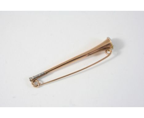 A GOLD HUNTING HORN BROOCH 7.5cm. long, 6.9 grams.