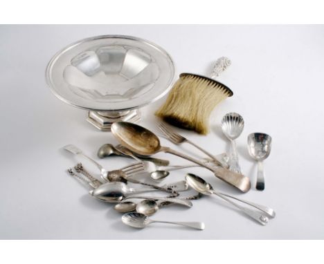 A MIXED LOT: A small pedestal dish with faceted decoration by Walker & Hall, Sheffield 1918, a brush, two caddy spoons, a sal