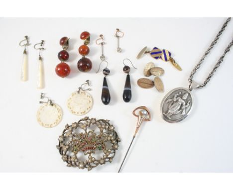 A QUANTITY OF JEWELLERY including a pair of banded agate drop earrings, a gold and mother-of-pearl stick pin, and various oth