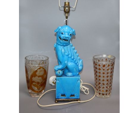 A lion-dog table lamp and two overlaid cut glass vases