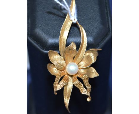 A 9ct yellow gold flower pattern brooch, set with cultured pearl, 6.8g gross.