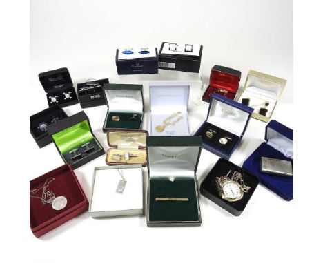 A 9 carat gold tie pin, with engine turned decoration, 2.6g, 55mm wide, cased, together with a collection of cufflink's, boxe