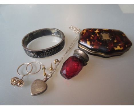 Small simulated tortoiseshell purse, red cut glass vinaigrette, continental silver bangle (enamel a/f) and other small items 