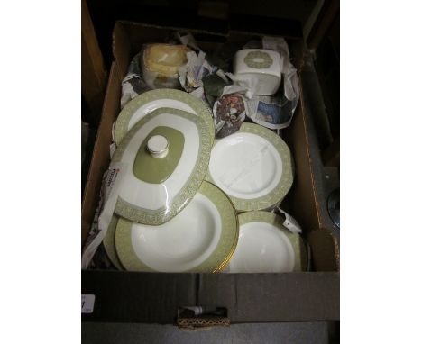 Extensive Royal Doulton Sonnet, dinner, tea and coffee service