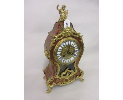 Late 19th Century French red stained tortoiseshell and cut brass inlaid buhl mantel clock of waisted form with figural surmou