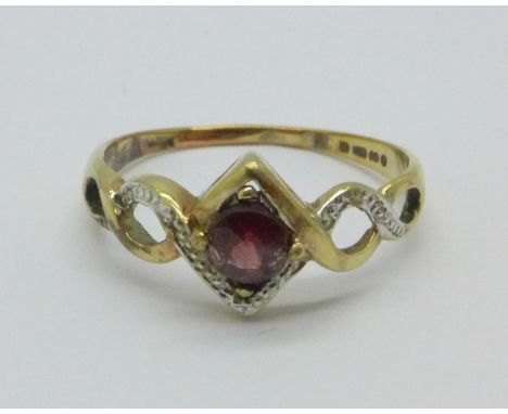 A 9ct gold and garnet ring, 1.4g, K 