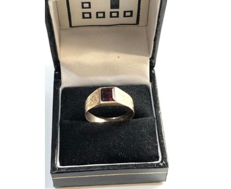 14ct Gold garnet ring, ring size approx j weight approx 2.3g 