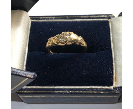9ct Gold holding hands ring, weight approx 2.4g 