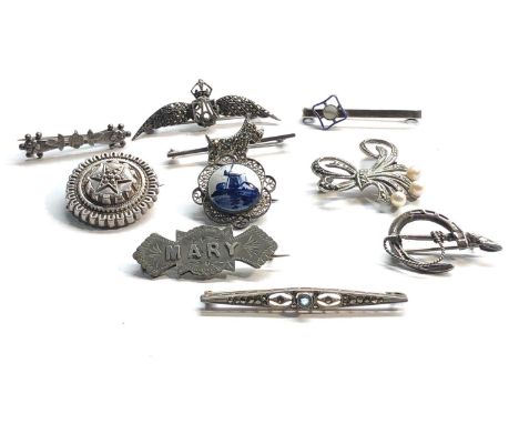 Selection of vintage silver brooches 