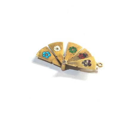 15ct Gold &amp; enamel fan brooch 3.5g, this piece has enamel damage to two sections of the fan,&nbsp;Dimensions when opened 