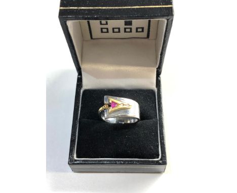 18ct gold modernist weight approx 8g ring size approx o 