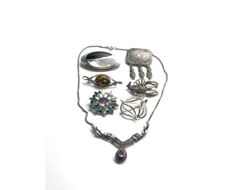 Selection of vintage silver jewellery 