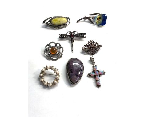 Selection of vintage silver jewellery 