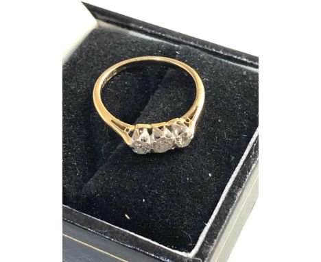 18ct gold trilogy ring, ring size approx l/m,&nbsp;Chip to outer diamond, ring in good condition