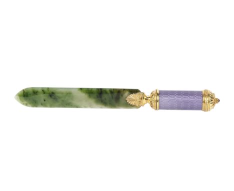 BrieföffnerIn der Art von Carl FabergéRusslandUm 1980/2000Griff aus violetter guillochierter Emaille, JadeklingeMontierung Si