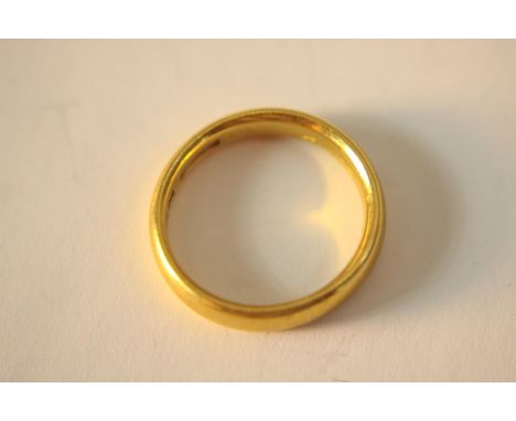 A 22ct yellow gold court shaped wedding band. Hallmarked: WWLd, Sheffield, 1907.  Ring size L. Weight 5.61g 