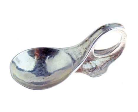 Omar Ramsden cast silver caddy spoon having a swept handle terminating in a textured foot, makers Omar Ramsden & Alwyn Carr, 