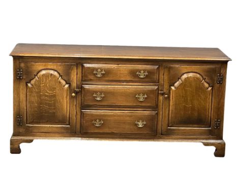 A large George III style Ipswich oak sideboard./dresser with 3 drawers and 2 cupboards. 166x52x79cm 