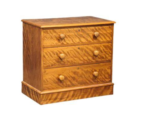 A Late Victorian Satin Birch chest of drawers. Circa 1890-1900. 82x47x75cm 