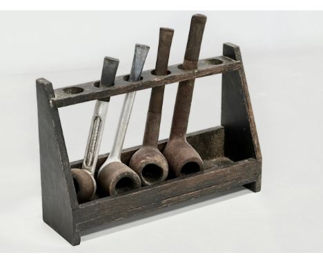A Late 19th/Early 20th Century pipe rack with smokers pipes. 21x14cm 