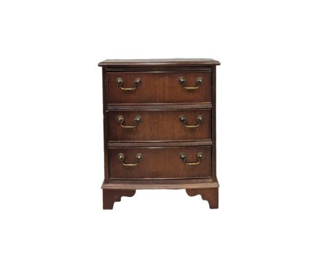 A small Georgian style mahogany bow front chest of drawers. 50.5x39x62cm 