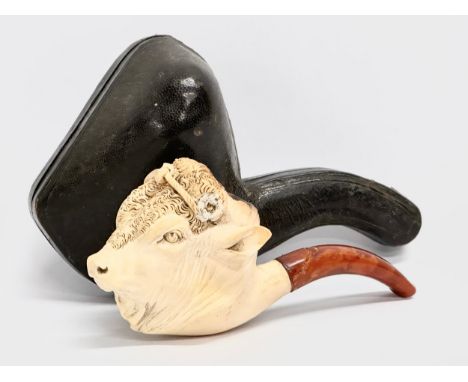 A Late 19th Century meerschaum smokers pipe with original case. 15cm 