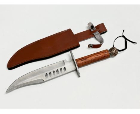 A hunting style knife. 35cm 